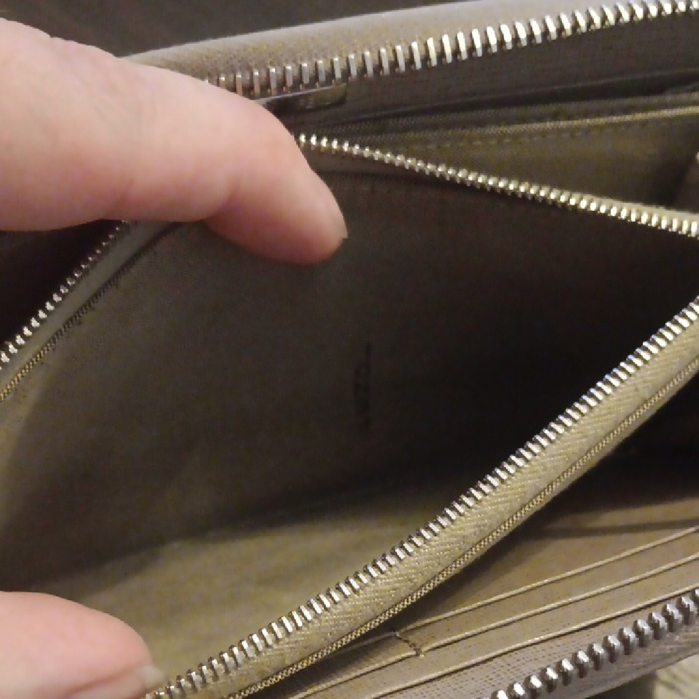Fendi Full Zip Around Tan Women's Wallet (EUC) - Picture 10 of 13